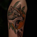 Neotraditionele wolf tatoeage