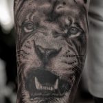 Realistische leeuw tattoo