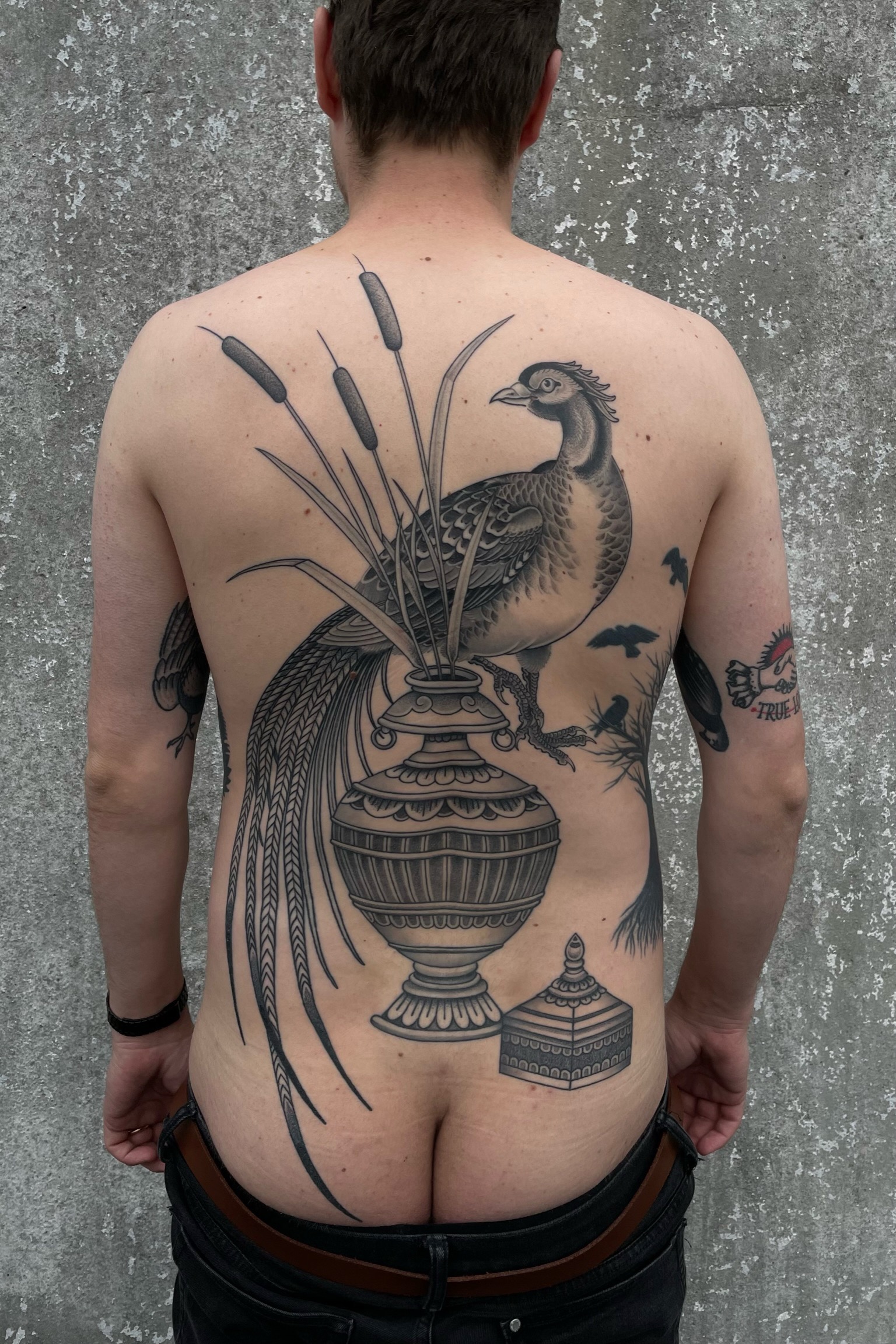 Rugstuk met vogel en vaas