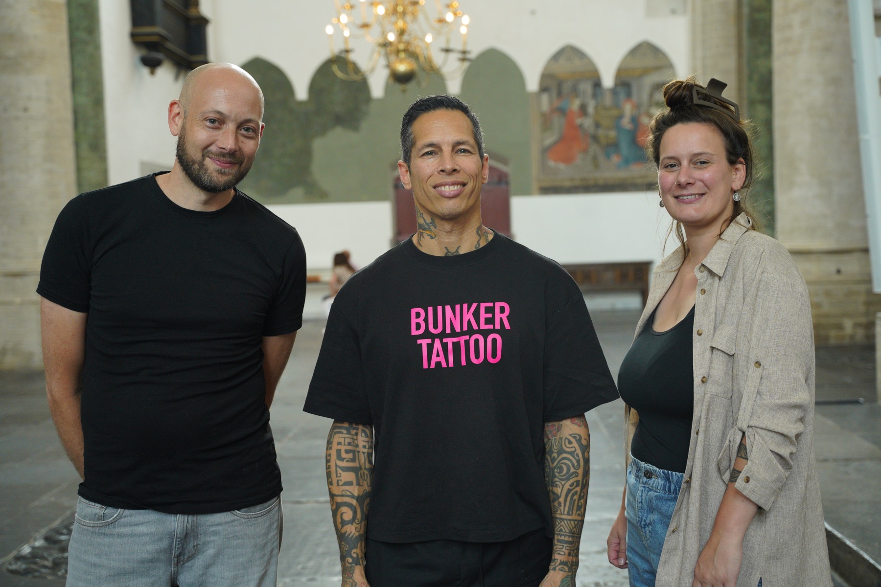 Manon en Vincent met tatoeëerder Roger in de Grote Kerk Breda.