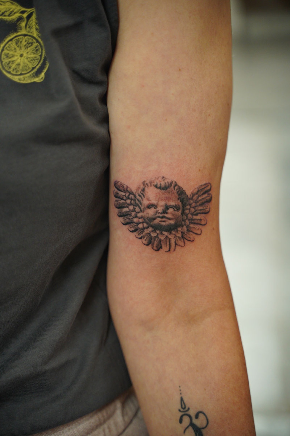 Engeltjestattoo op Natasja’s bovenarm, gezet door Mitchel