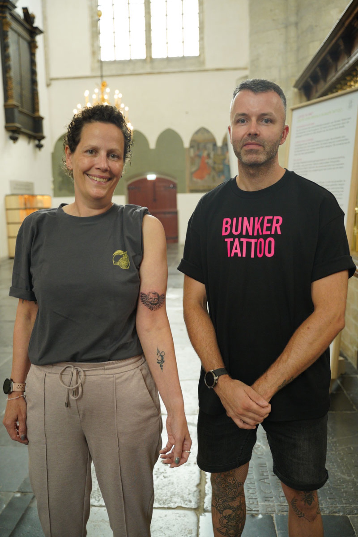Natasja met tatoeëerder Mitchel in de Grote Kerk Breda