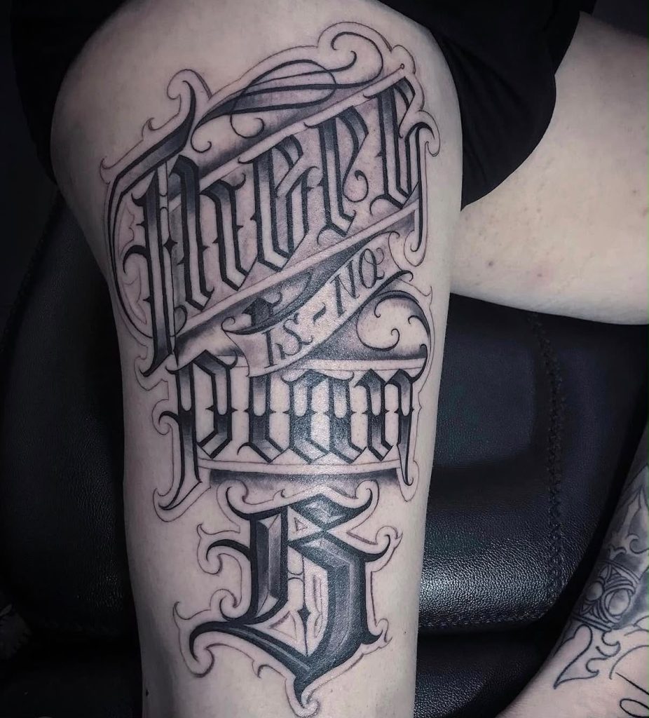 Lettering tattoo met There is no plan B, sierlijke krullen en schaduw op een bovenarm, door Kenneth.