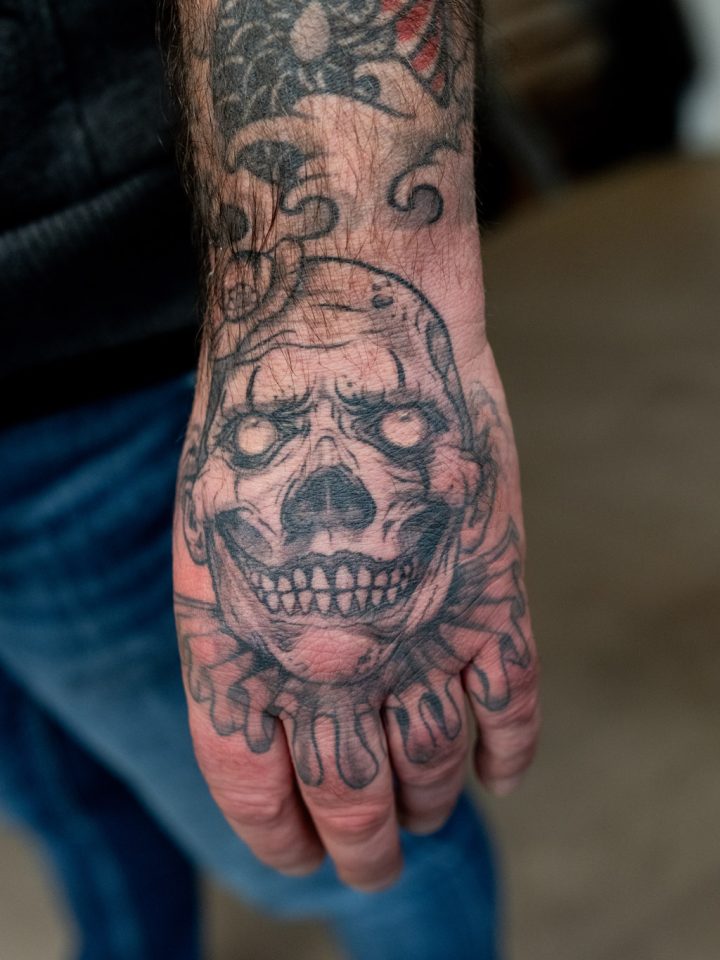 Clown tattoo op hand